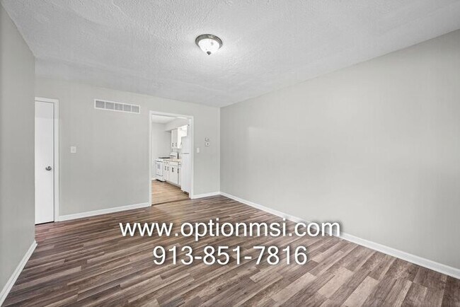 Foto del edificio - Very Spacious and ready for immediate move-in!!