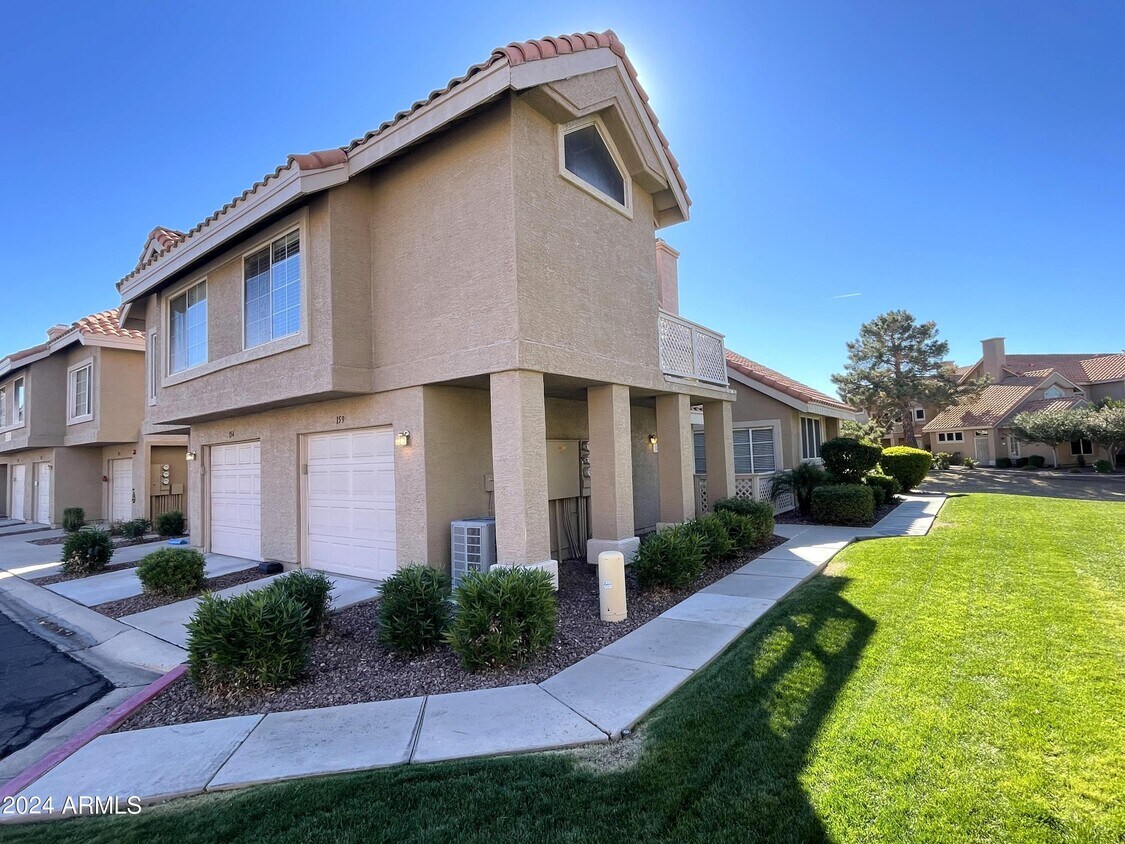 Primary Photo - 1633 E Lakeside Dr