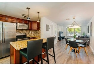 Building Photo - 6865 Bay Dr