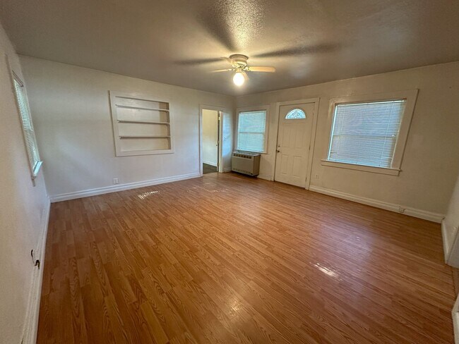 Foto del edificio - Two bed, one bath house