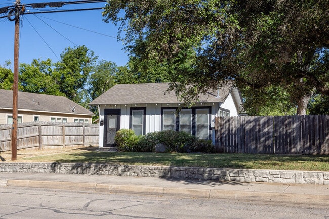 Building Photo - 318 Lytle St