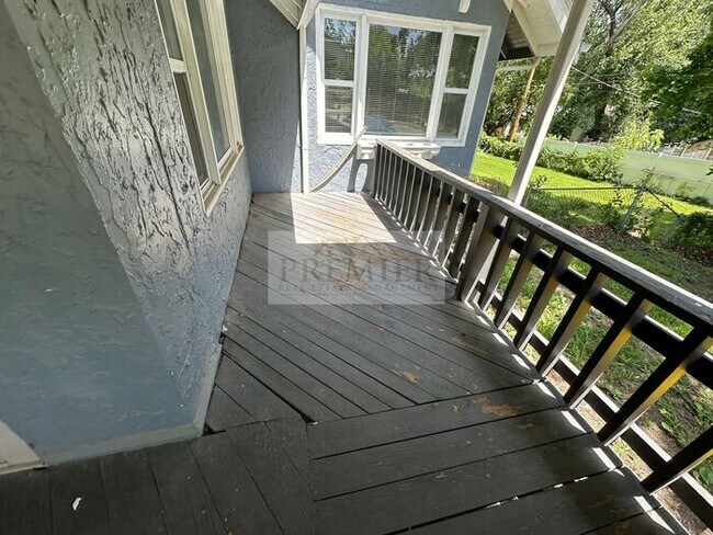 Foto del edificio - 1702 E 72nd St