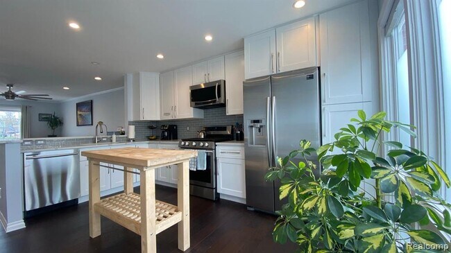 Foto del edificio - 334 W Crescent Ln