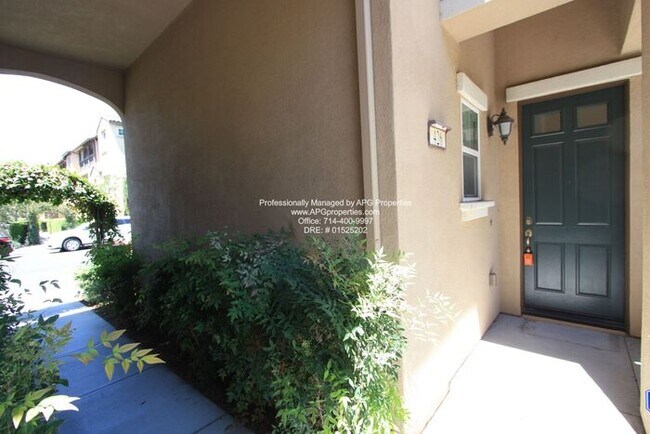 Building Photo - Spacious 3 Bedroom 3.5 Bathroom Multi Leve...