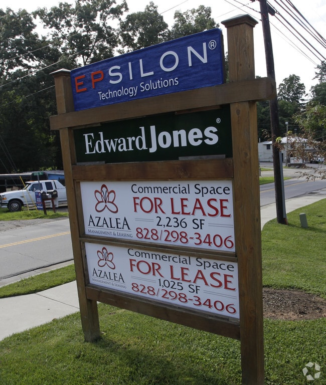 Building Photo - 2 Monticello Village Dr