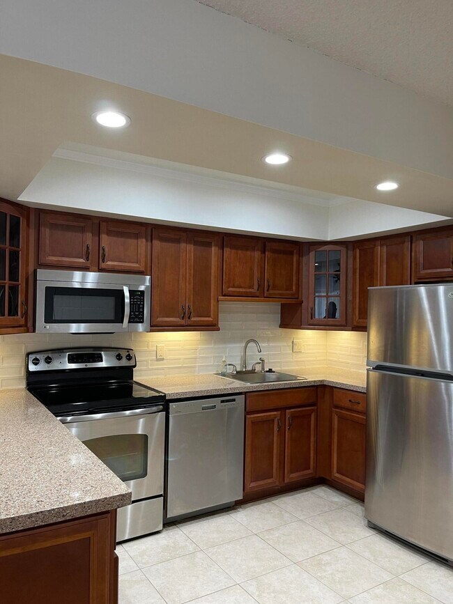 Building Photo - 1829 Fairview Villas Dr