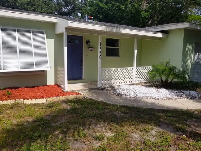 Building Photo - 1560 Robinson Dr N