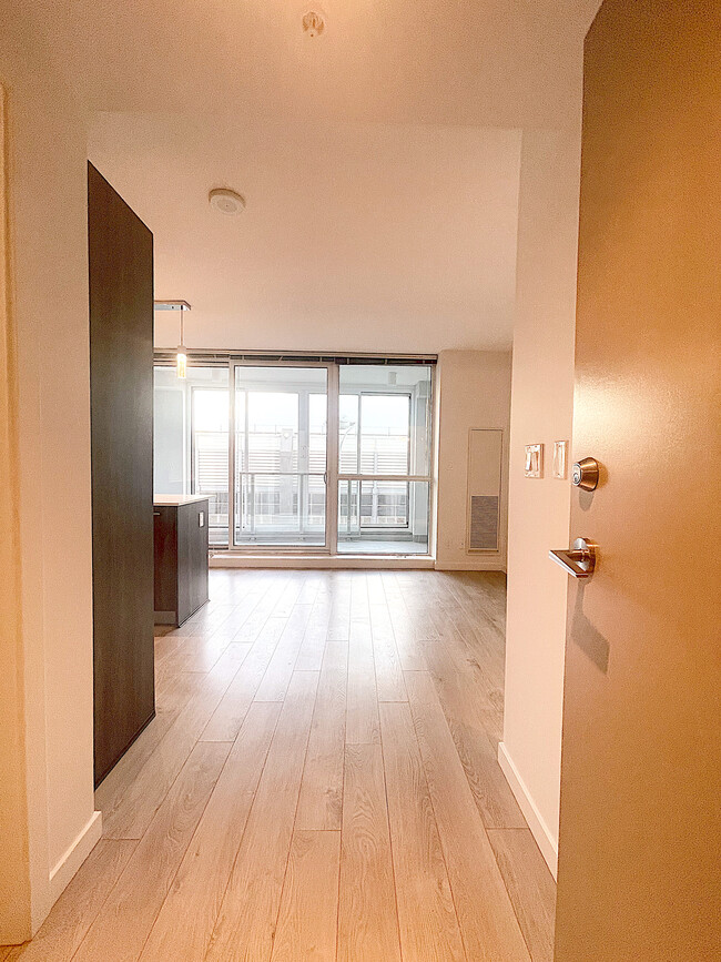 Building Photo - Centre South - 502