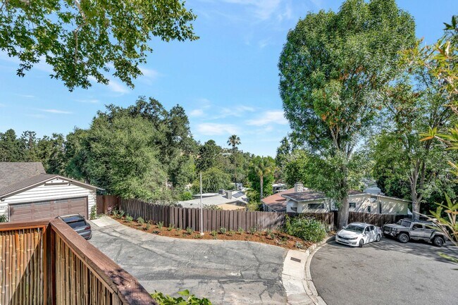 Foto del edificio - Private 3 Bed/2 Bath Oasis in Royal Woods ...