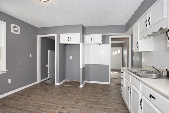Building Photo - 3 Bed/2 bath Single House!!