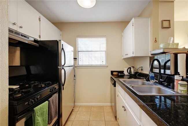 Building Photo - Large 1 bedroom in Hyde Park