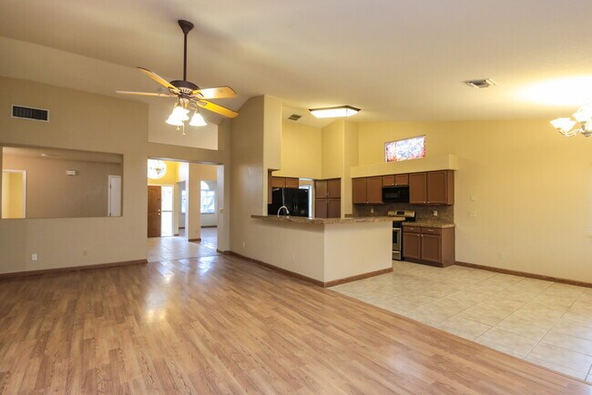 Building Photo - 8915 N Veridian Dr