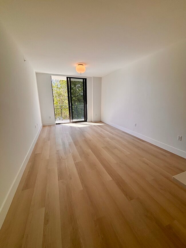 Building Photo - 2596 NE 182nd Ter