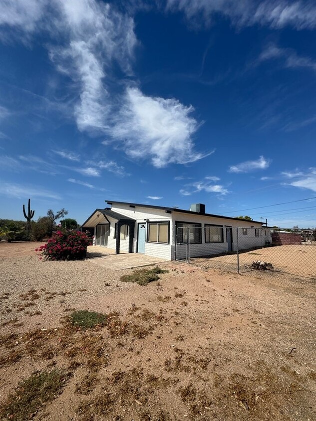 Foto principal - Beautiful Home in East Mesa