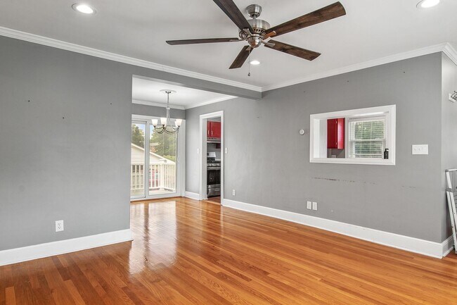 Foto del edificio - 3 Bed/2 Bath.  Pet Friendly. Large Yard. No Security Deposit