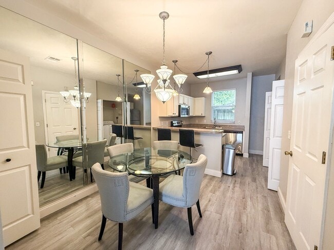 Building Photo - Victoria Station #132