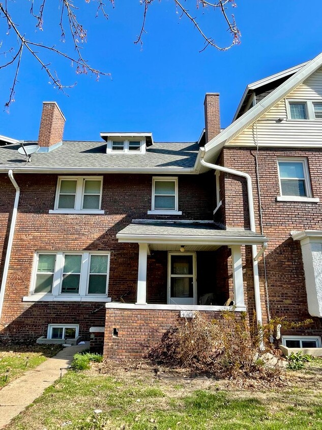 Beautiful & Spacious 3 Bedroom Townhome in... - Beautiful & Spacious 3 Bedroom Townhome in...