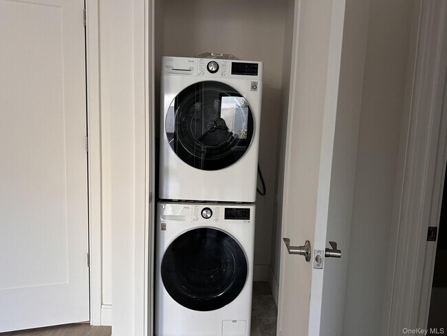 Foto del edificio - 362 W Merrick Rd