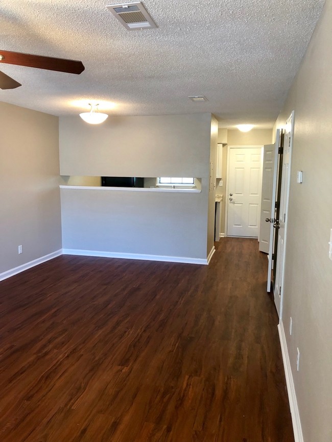 2x2.5 Townhome living room - Hillwood Apartments