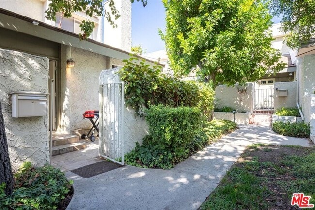 Building Photo - 11848 Moorpark St