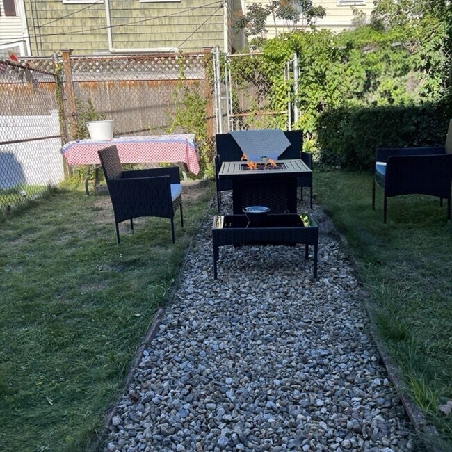 Foto del edificio - 413 Bunker Hill St