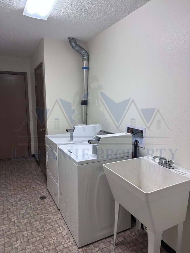 Foto del edificio - Garden-Level 1-Bedroom with Walk-In Closet -Near UW Bus Lot