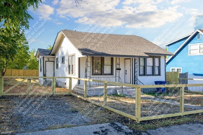 Building Photo - 3 br, 2 bath House - 826 Iowa St