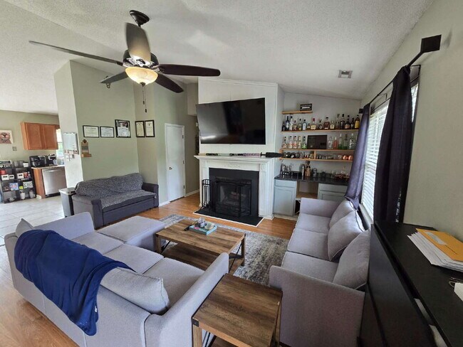 Foto del edificio - "Charming 3-Bedroom Home with 2 Full Baths in Jacksonville's Cozy Winterberry Court!"