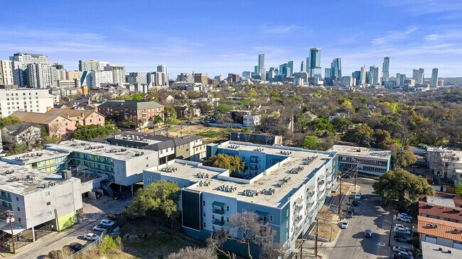24-Longview-Apartamentos-Cerca-de-UT-Austin-Vista-Aérea-de-la-Comunidad-y-el-Horizonte-de-Austin - Z- 24 Longview