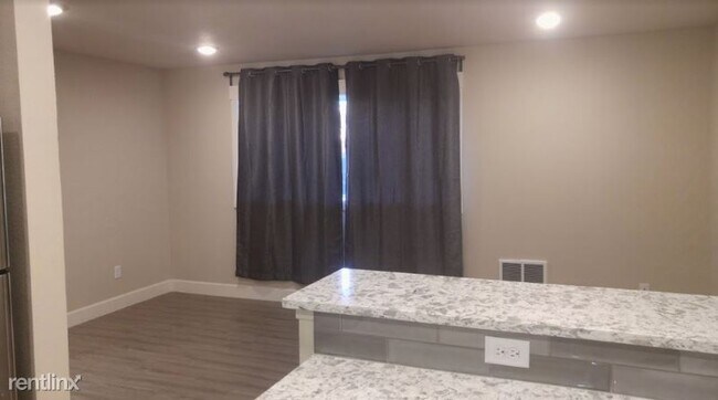 Foto del edificio - 1 br, 1 bath Apartment - 7135 N Fenwick Ave