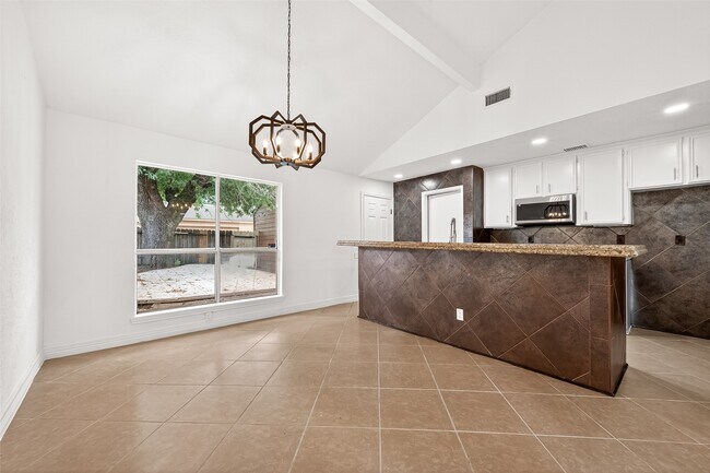Foto del edificio - 8632 Maplecrest Dr