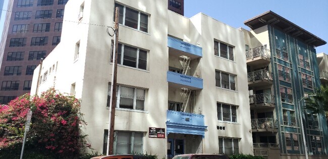 Foto del edificio - 1026 Ingraham St