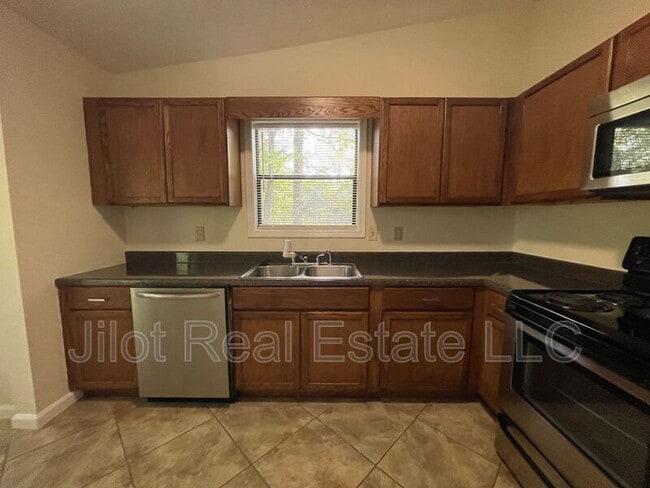 Building Photo - 221 Rustic Ridge Dr NE