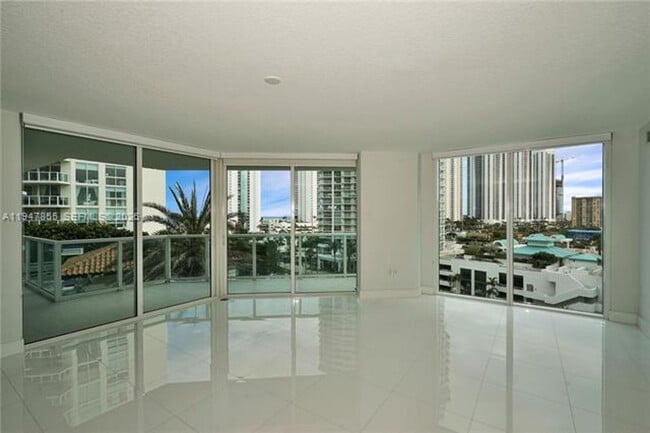Foto del edificio - 250 Sunny Isles Blvd