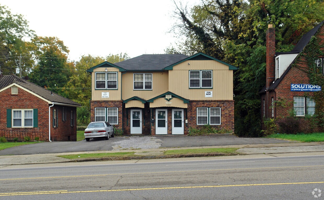Building Photo - 3206 E Magnolia Ave