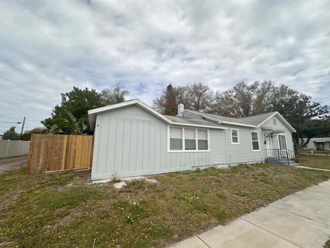 Foto del edificio - 800 28th St N St. Petersburg, FL 33713. $3...