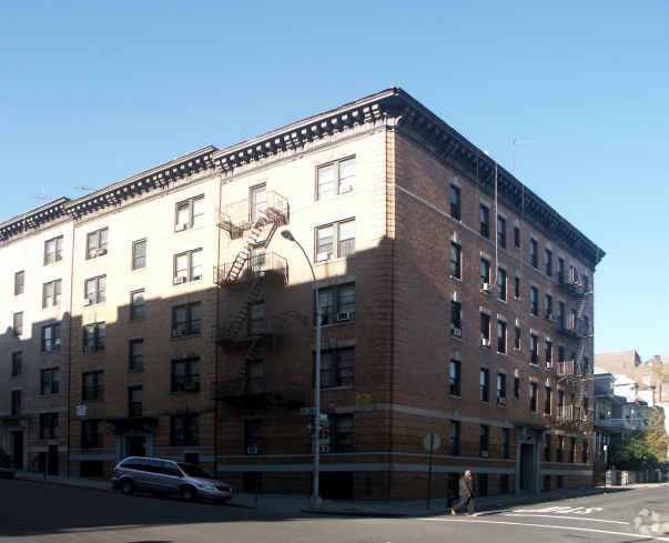 Building Photo - 2461 Elm Pl