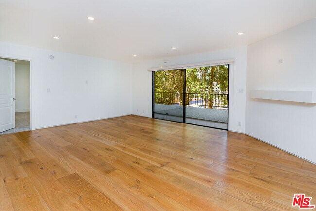 Building Photo - 1633 S Bentley Ave