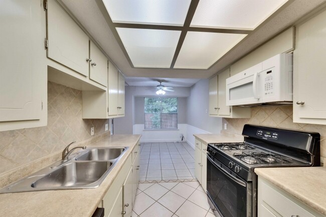 Building Photo - 10307 Rutland Village E