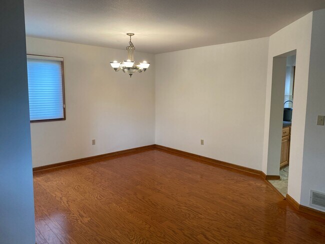 Foto del edificio - Desirable Westlake 4 Bedroom with Finished Basement, RV Parking & Mountain Views