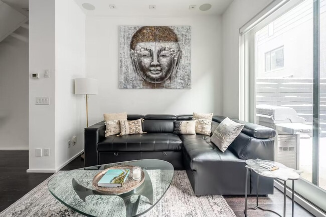 Building Photo - 852 Dundas St W