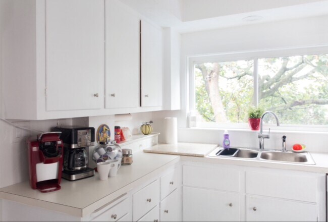 Kitchen - 41 Delano Ave