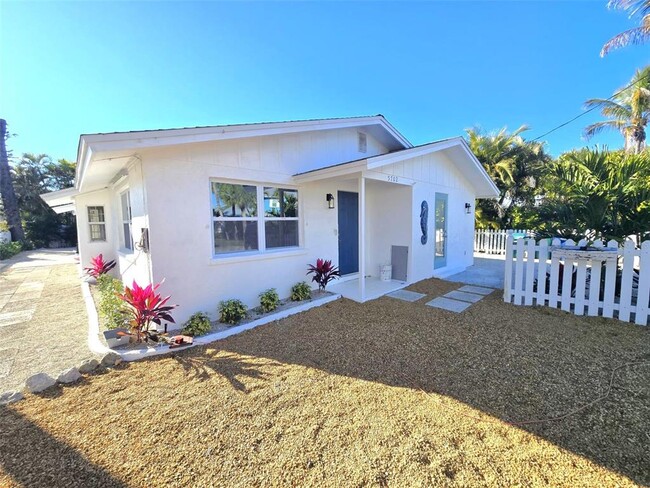 Building Photo - 5702 Carissa St