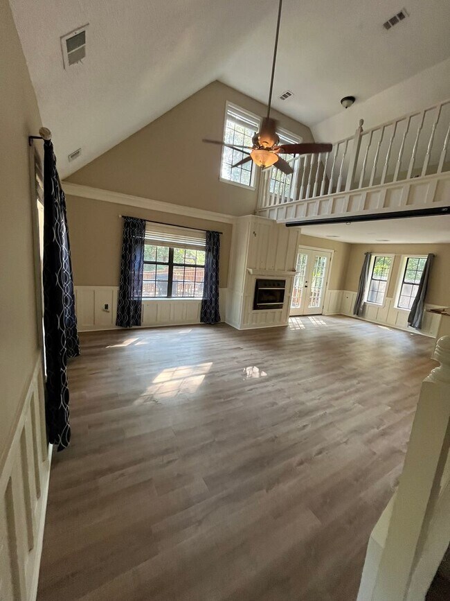 Building Photo - Charming Country Living