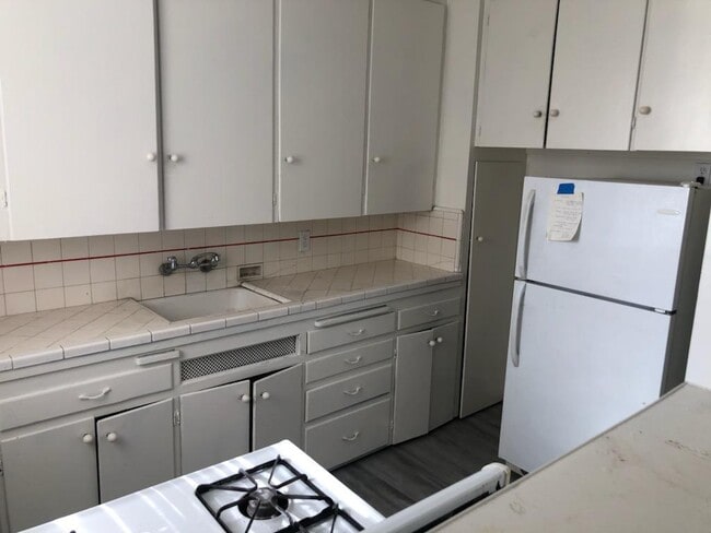 Building Photo - 9217 Las Tunas Dr