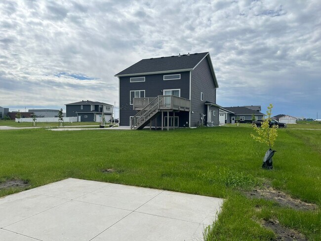 Building Photo - 3 Bedroom 3 Bath Tri Level Split attached ...