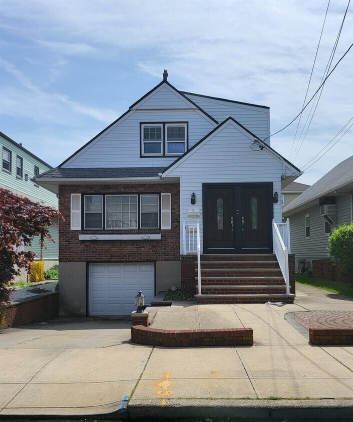 31 Briarwood Rd, Jersey City, NJ 07305 House Rental in Jersey City