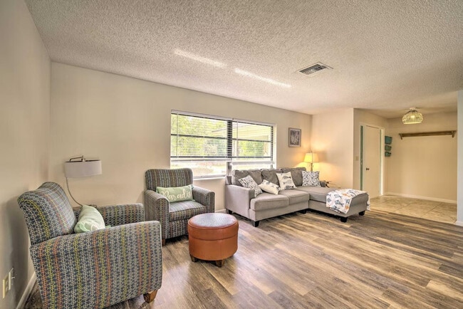 Building Photo - 6 Shumard Ct N