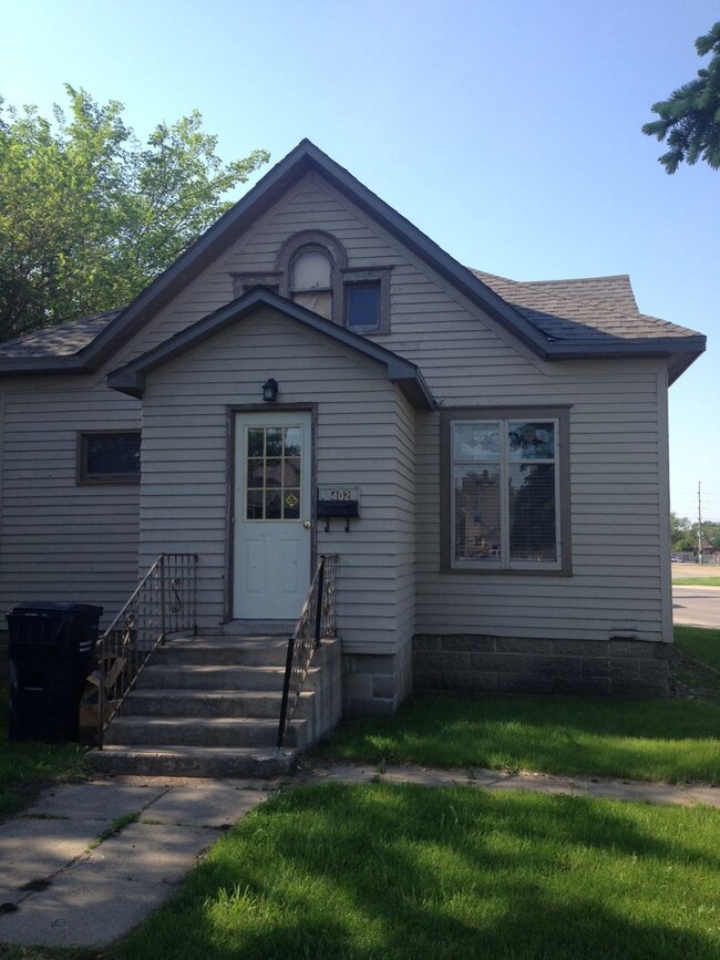 Building Photo - 402 C Ave NE