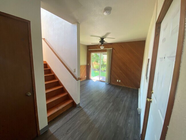 Foto del edificio - $1895/mo Adorable 2-Story Home Close to Ca...